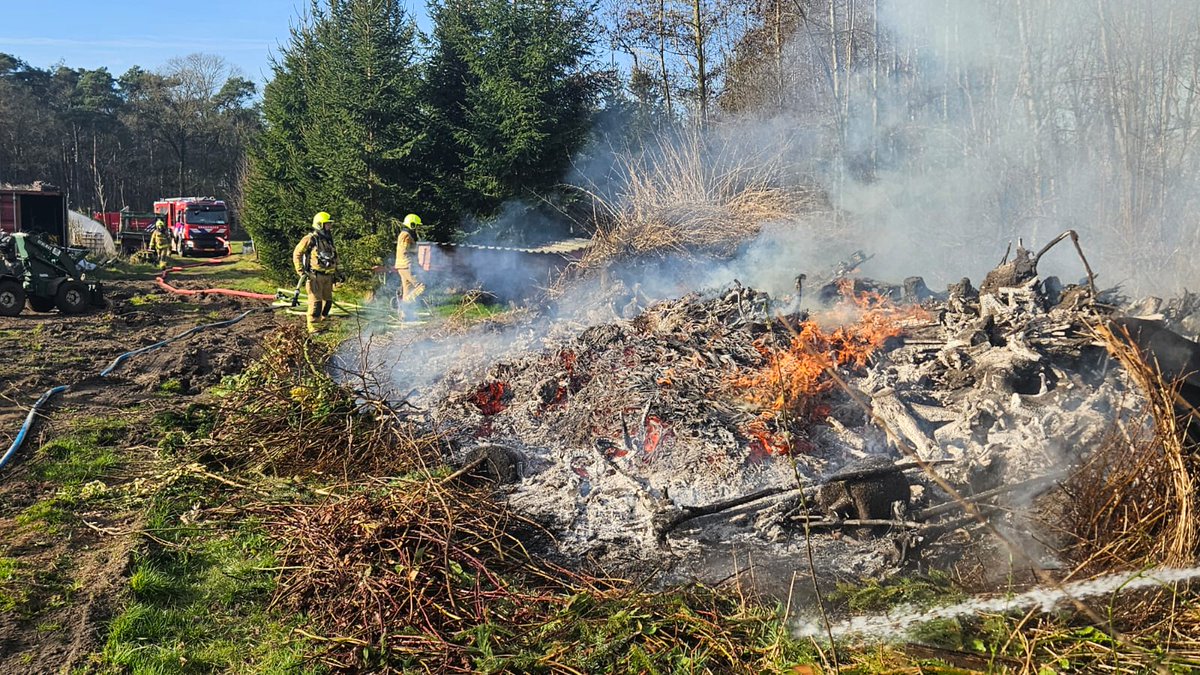 Brandend snoeiafval in Lievelde veroorzaakt rook over N18