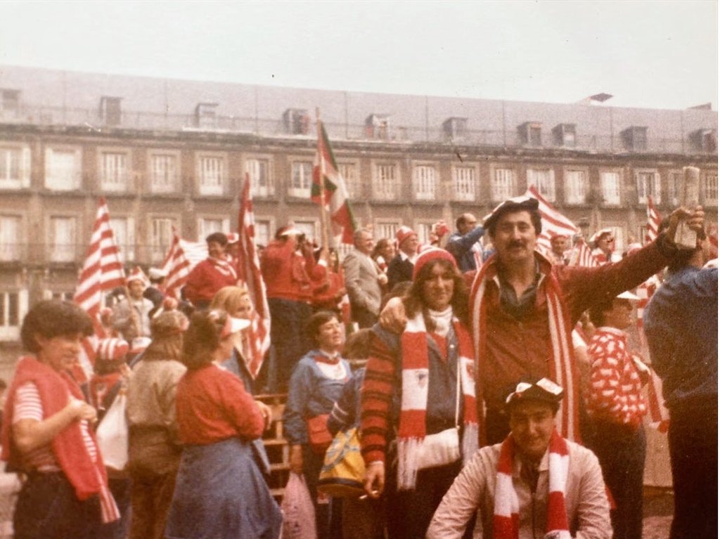lavecchiaonuba's tweet photo. Recordamos a los aficionados leones por las calles de Madrid preparados para presenciar la final de Copa del Rey en el Santiago Bernabéu frente al FC Barcelona en 1984. https://t.co/T4ExrL9BeS