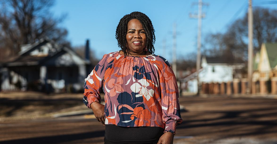 Seit mehr als vier Jahrzehnten verkörpert die Paketabfertigerin Karen Johnson diesen Geist und wurde mit der höchsten Auszeichnung von UPS für ehrenamtliches Engagement geehrt - dem Jim Casey Community Service Award: spr.ly/6010LrsDr