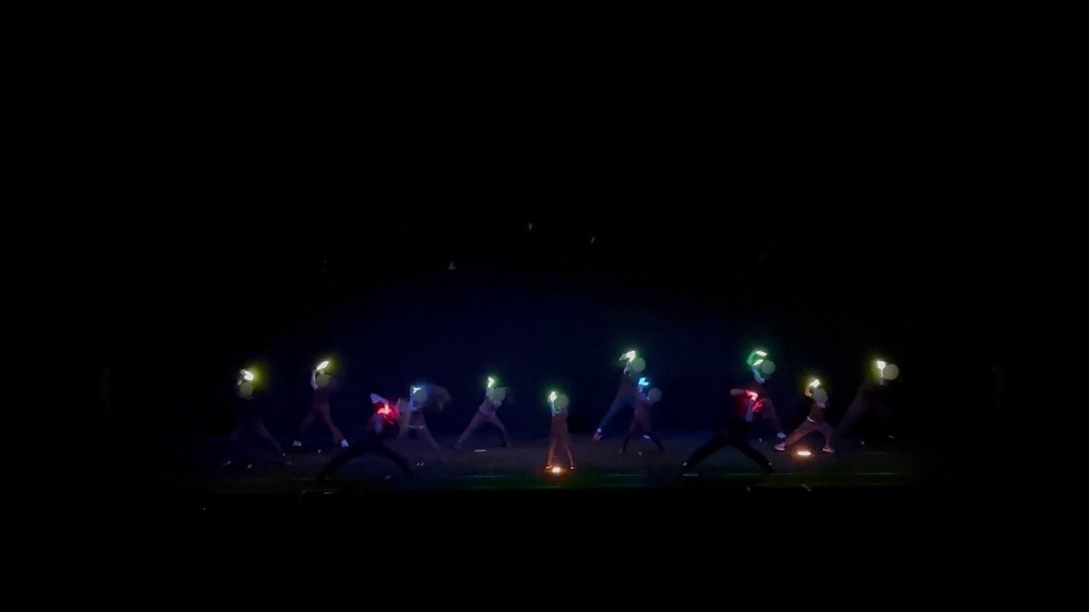 yz_syrup's tweet photo. きたく子ども劇場50周年企画 志多ら『陽かりさす』公演OPで、ヲタ芸パフォーマンスを白狐さん藍弱さん指導の元、無事に披露成功しました〜✨
白柚は運営企画&amp;カメラ雑用やりました！

WSからの約半年の長期企画、沢山の皆様にヲタ芸を知って楽しんで頂く事が出来ました！
はこじゃく本当にありがとう😭 https://t.co/lNRb3EdeMo