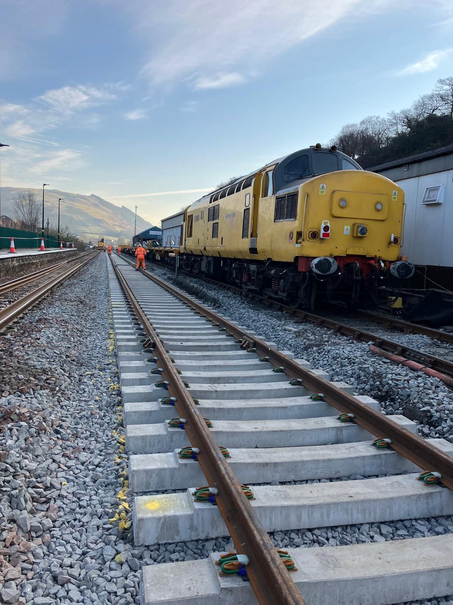 NetworkRailWAL's tweet photo. 🔧 Some great pictures from our track renewal around Machynlleth Station!

🛤️The track here will be closed until Wednesday 2 April.

⏰Check before you travel at https://t.co/9PBlVhowk8 or https://t.co/V5uEgaepyV https://t.co/rCngM8sVWE