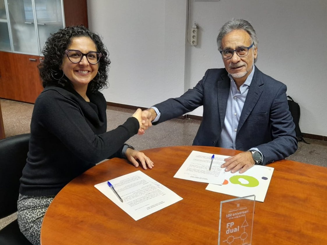 📢 <a href="/PIMEComerc/">Pimec Comerç</a> i <a href="/InsThos/">INS Thos i Codina</a> signen un conveni de col·laboració per impulsar les pràctiques formatives als comerços de proximitat

✅ L’objectiu principal de l’acord és connectar la part formativa vinculada al comerç que ofereix l’institut amb les sortides laborals que existeixen en