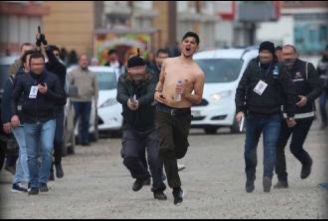 “Sen baharın daha açmamış çiçeğisin Kemal!”

2017 yılının 21 Mart'ında Diyarbakır'daki Newroz kutlamalarına katılmak için Malatya’daki evinden ayrılmıştı. 23 yaşında genç bir konservatuar öğrencisiydi, Kemal Kurkut. Yüz binlerin barış taleplerine o da ortak olmak istemişti.