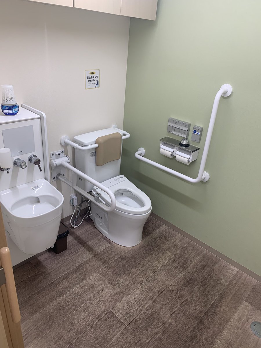 一見、麻雀店と見間違う麻雀デイサービスウェルチャオですが、トイレはバリアフリーで広くて大違い

麻雀店でこのトイレだったら驚きますよね

#麻雀デイサービス
#ウェルチャオ
#麻雀で日本を元気に