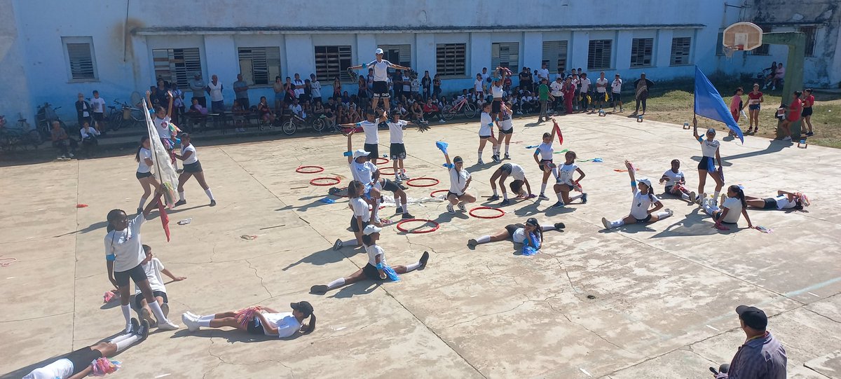 Derroche de elegancia el Festival Municipal de Composiciones Gimnásticas del nivel educativo Secundaria Básica en Morón.
<a href="/BBarleidys/">Subdirectora Provincial de Deportes para Todos</a> <a href="/benito_mar35369/">Benito Martínez</a> <a href="/JosCedeoTamayo5/">José Cedeño Tamayo</a> <a href="/CMontiller/">Osvaldo C. Vento Montiller</a> <a href="/Yoan74550816/">Yoan</a> <a href="/LeonardINDER/">Leonardo Rodriguez Sanchez</a> <a href="/INDERMoronCom/">INDER Morón</a> <a href="/InderCav/">INDER CAV</a> <a href="/Morongob/">Presidencia Morón</a>.