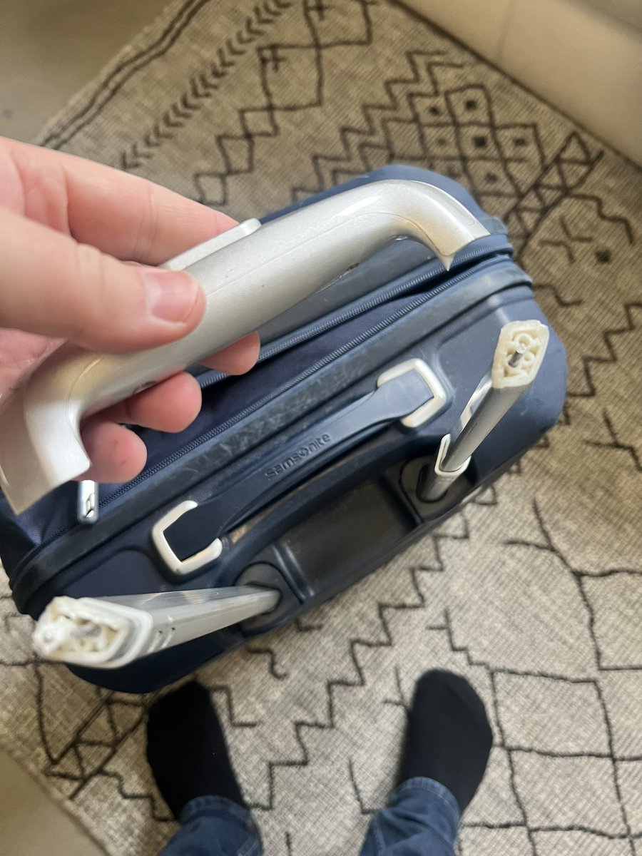matt_cub's tweet photo. @MySamsonite  - any email address I can contact about this?  Handle snapped clean off! 🥹 #BrokenLuggage #Samsonite https://t.co/g9C3qQLgie