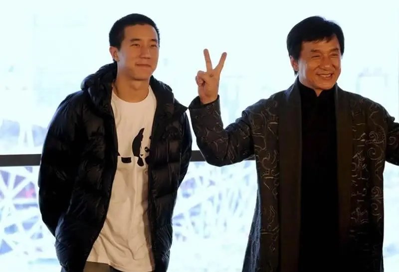 GMedia007's tweet photo. Jackie Chan’s son was arrested and spent nearly two years behind bars for possessing 100g of marijuana—effectively ending his acting career. Despite his father’s clout, ordinary Chinese citizens and the law show zero tolerance for drugs.(1/3) https://t.co/oNW74d4DVY