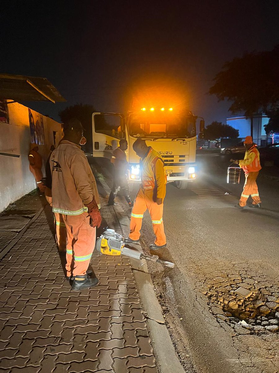 MyJRA's tweet photo. #ExploreJoburg #SafeCycling #JRAInAction
Pedal through Soweto's iconic landmarks with @CoJTransport in partnership with various event sponsors π΄πΎββοΈ
JRA teams were spotted patching potholes and resurfacing around the cycling route in Moroka and Jabulani, Soweto π§
@Coj_RegionD https://t.co/4HODCcfmVQ