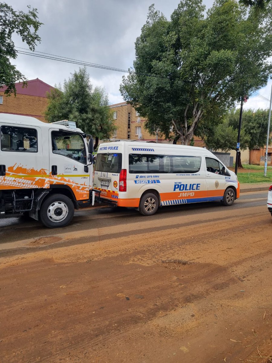 MyJRA's tweet photo. #ExploreJoburg #SafeCycling #JRAInAction
Pedal through Soweto's iconic landmarks with @CoJTransport in partnership with various event sponsors π΄πΎββοΈ
JRA teams were spotted patching potholes and resurfacing around the cycling route in Moroka and Jabulani, Soweto π§
@Coj_RegionD https://t.co/4HODCcfmVQ