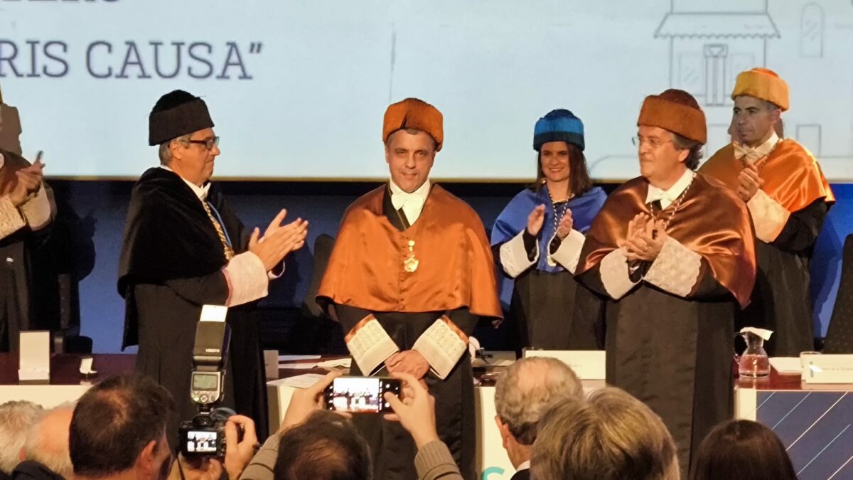 Gracias a todos los que lo hicisteis posible... Estoy desbordado con tanto mensaje y muestras de cariño. A todos los mentores, profesores, padres y madres que, con su dedicación y ejemplo, inspiran a los más jóvenes, ¡gracias! Siempre en deuda, siempre por Málaga.
#OrgulloUMA