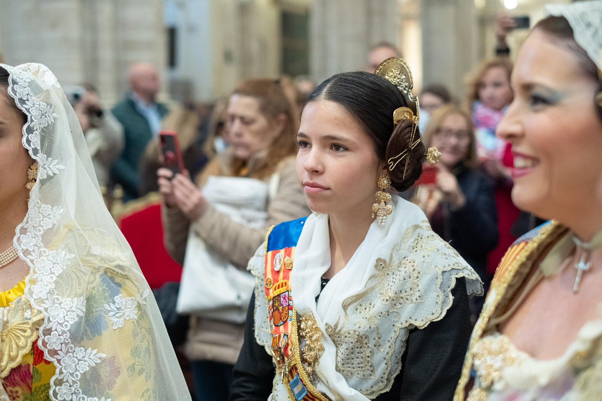 GVAGovernObert's tweet photo. Las falleras mayores de los Centros Valencianos en el Exterior #CEVEX en la ofrenda a San José y en la tradicional misa al Patriarca de Valencia, honrando nuestras raíces en las #Fallas25🙏💫 https://t.co/i1V8ctjZZQ