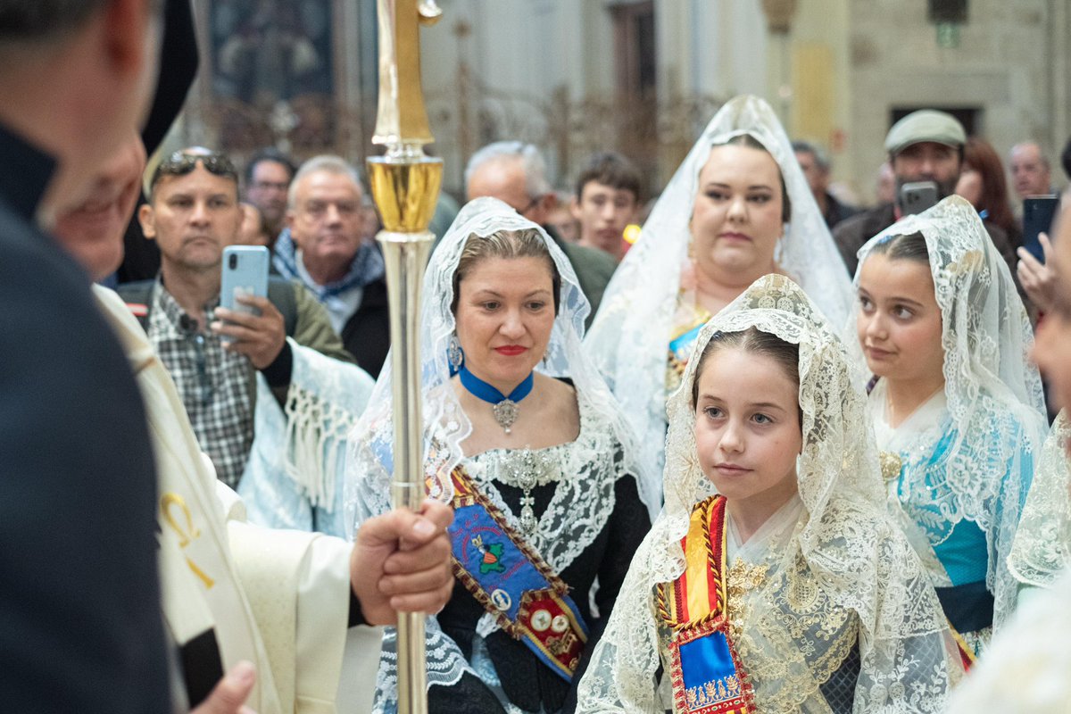 GVAGovernObert's tweet photo. Las falleras mayores de los Centros Valencianos en el Exterior #CEVEX en la ofrenda a San José y en la tradicional misa al Patriarca de Valencia, honrando nuestras raíces en las #Fallas25🙏💫 https://t.co/i1V8ctjZZQ