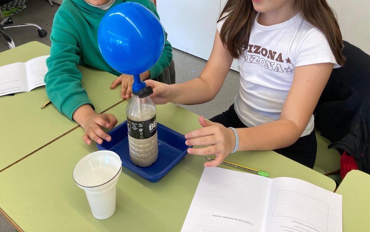 Per celebrar el mes de la ciència, a Cicle Mitjà també estem immersos en les Jornades Científiques. A través de tres experiments, ens formulem hipòtesis i descobrim fenòmens del nostre entorn. 🌎🧪🔬