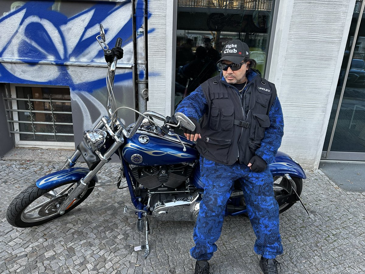 Bir Killa Hakan sözü der ki;
Yaşadıklarım sanki film ya da dizi
Eko bastır koçum kim tutar ikimizi
Helal haram yolları tanıdık, öğrendik aştık.
Bazen olan bitenlere donduk, şaştık.