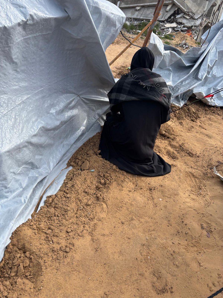 malakjalhoam2's tweet image. The situation is very difficult There is no security place All places are threatened with bombing.. I want you to take care of me to store some cans for my daughter and my family 😭
Donate me, share and quote
gofund.me/4bcaf13d