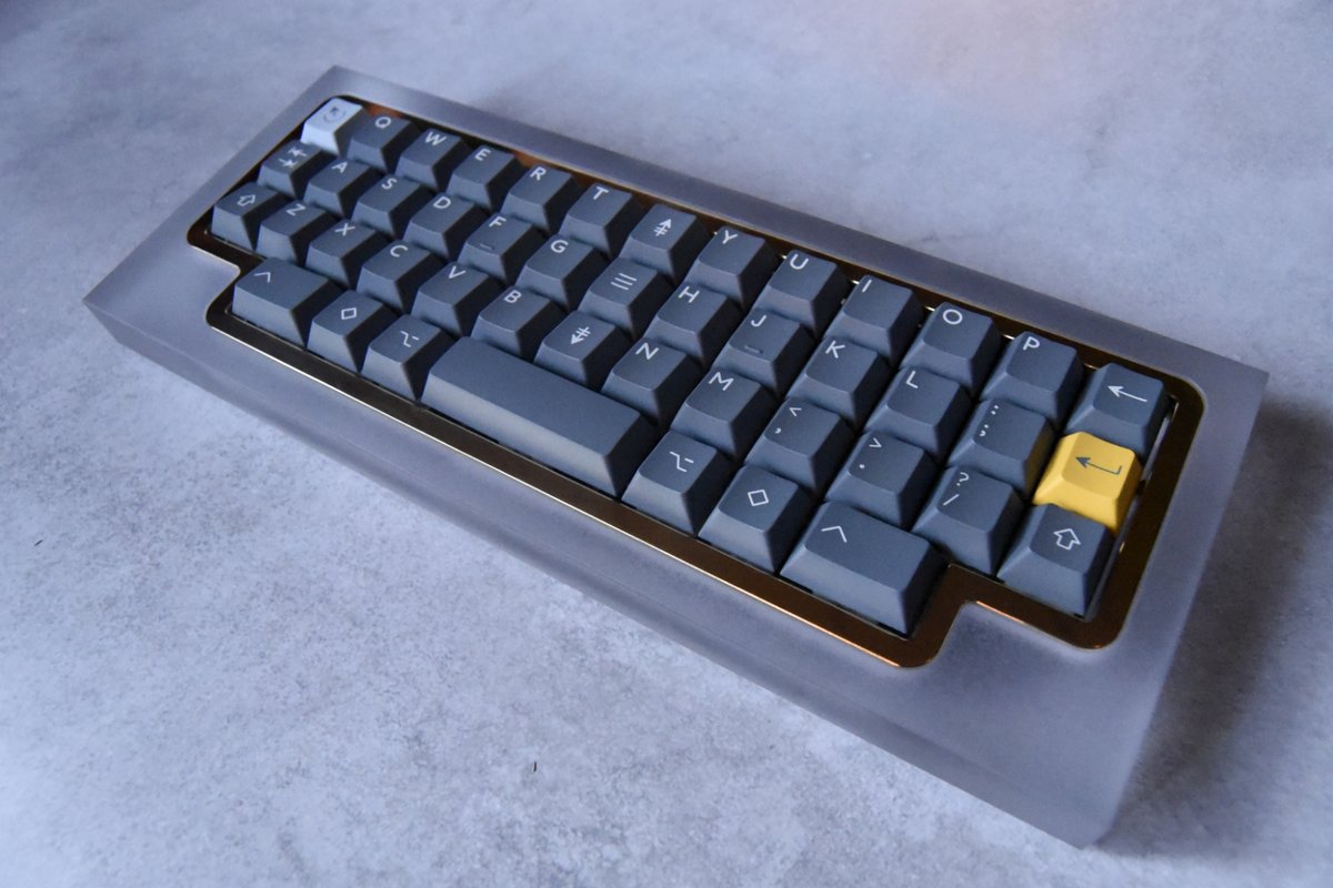 自作キーボード DECO40 ポリカ削り出しケースと真鍮デコレーションカバー ギリギリで見本組み上がった…… キーケット新作の「Deco40(デコ40