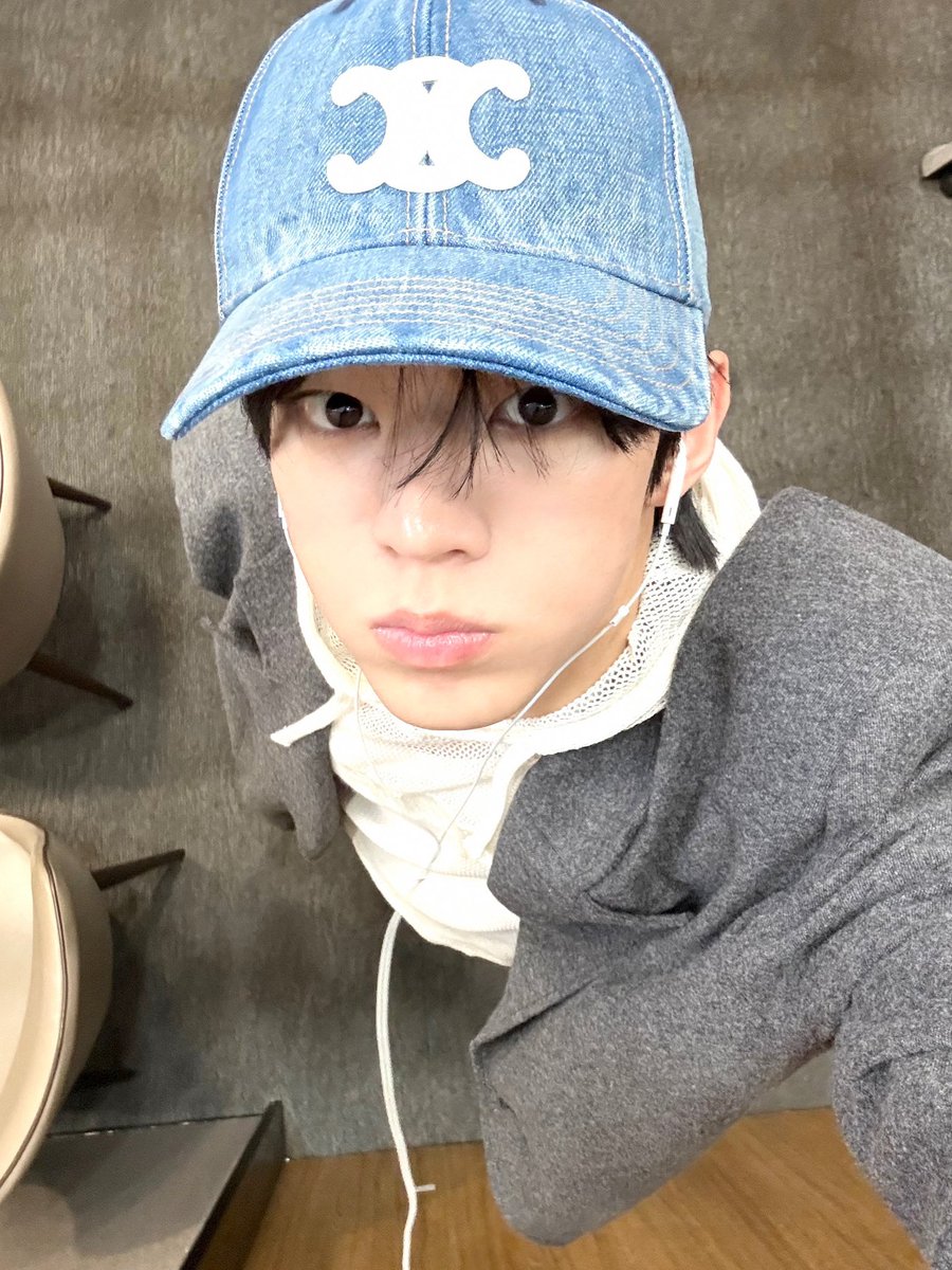 도훈님 일뜽 앰버서더인 이유 셀린느에 저런것도 있군아 싶게 볼캡 반지 목걸이 크로스백 저지 자켓 후드티 바시티 스카프 뭐뭐 옴총 ...