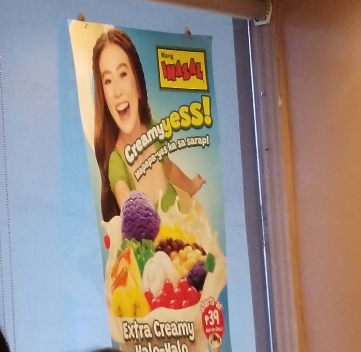 riri9676's tweet image. Went to Mang Inasal yesterday and got so excited seeing her poster kyaaah

#HeadTurnerSOFIASMITH #BodyOfWork