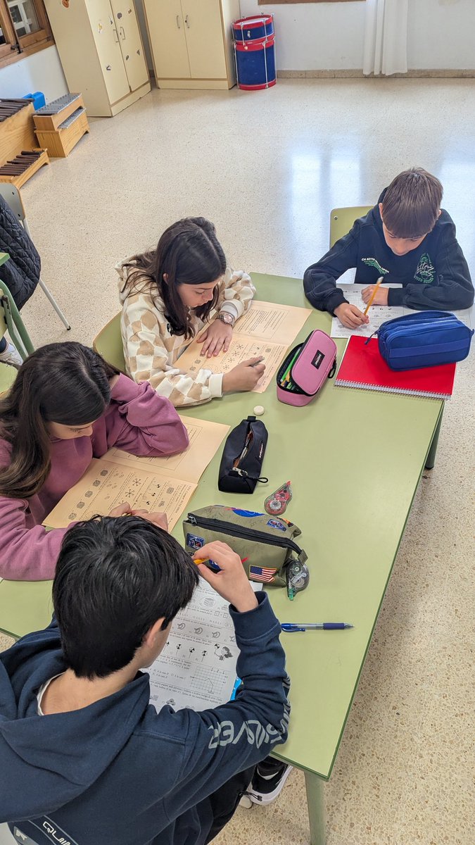 📢🎉 L’alumnat de 5è i 6è ha posat a prova el seu enginy matemàtic a les Proves Cangur 2025! 🧮✨

Han acceptat el repte d’aquest concurs internacional, resolent problemes de lògica i raonament matemàtic. 🔢💡

👏🔥 Enhorabona a tots per l’esforç i les ganes de superar-vos!