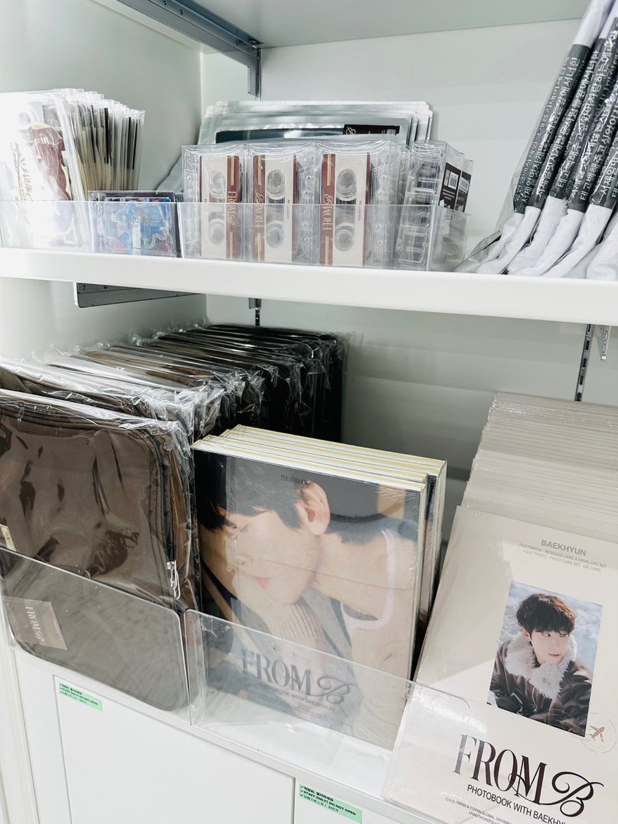Withmuu_HD's tweet photo. [#BAEKHYUN]

ュ んı절 Łйㄱr ㄱrㅈБ バr己б했던
B øłlつㅓl,, ˖◛⁺˖ 
𝙵𝚁𝙾𝙼 𝙱. 🤎

PHOTOBOOK WITH BAEKHYUN
[FROM B] PHOTOBOOK MD
위드뮤 홍대점에서 만나보세요(୨୧ ❛ᴗ❛) 📝

#백현 #BAEKHYUN
#FROM_B
#위드뮤 #위드뮤홍대 #WITHMUU https://t.co/KMgZp8d5Jc