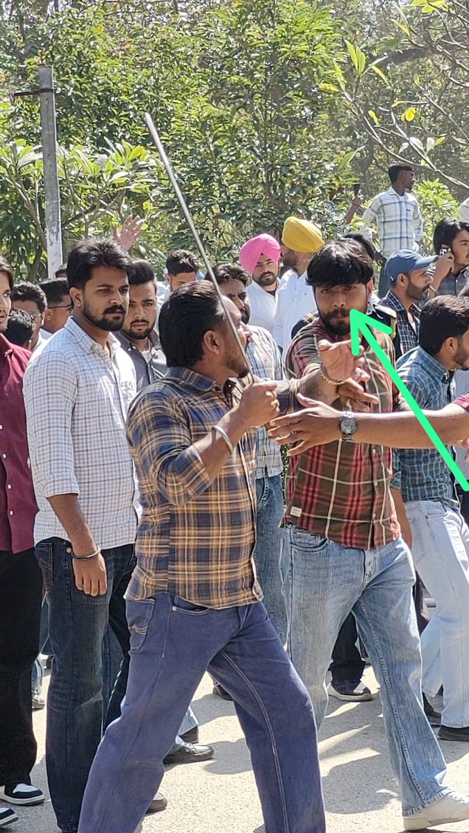 0f2Dreamer's tweet photo. 🚨 Bihar Students Attacked! 🚨

Bihar students were beaten at Guru Kashi University. Many injured, no action! @NitishKumar @BiharCMO must act now!

#HelpBiharStudents #WeWantJustice https://t.co/DO6kflKp3T
