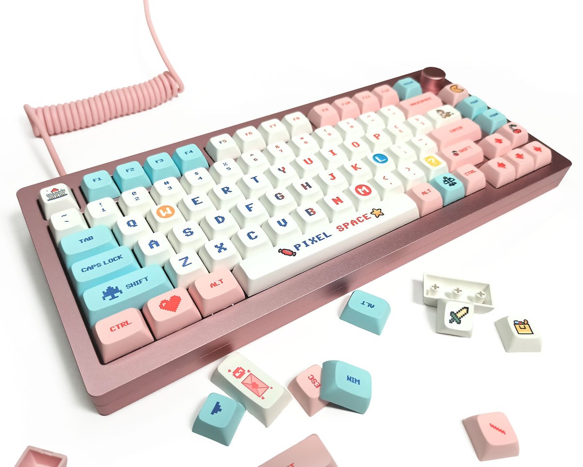 Mortushka_Shop's tweet photo. 🌸🎮 Pixel Art i róż w najlepszym wydaniu!

Monsgeek M1W + keycapy PBT + spiralny kabel aviator = cudowna estetyka 💖
Klawisze w pixelartowym stylu i mega przyjemny feeling pod palcami ✨

Jestem zakochana! 😍 A Wy?
#mechanicalkeyboard #keycaps #keyboardlover #aestheticsetup https://t.co/7Fg3egwTCV