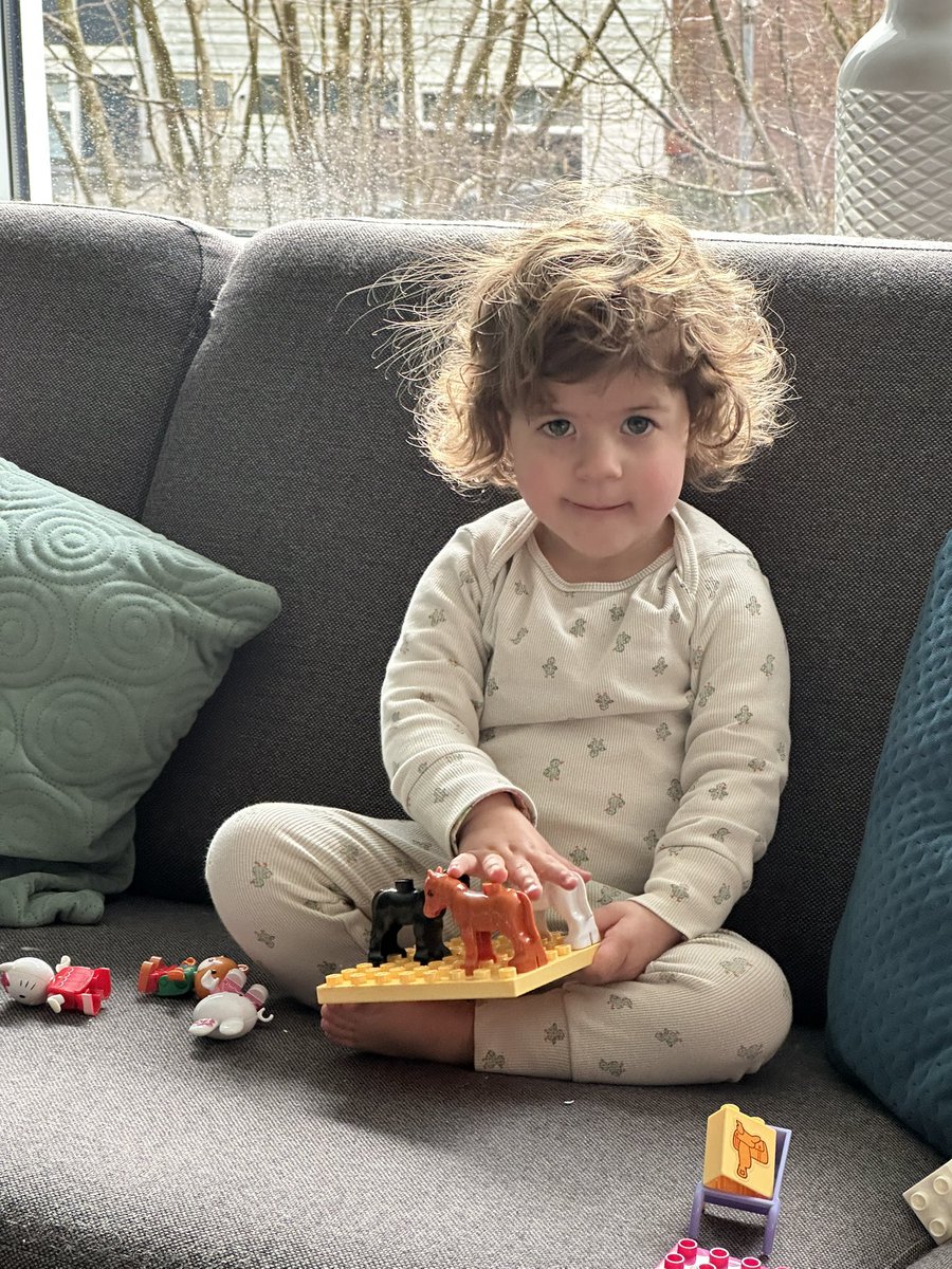 RobbertTech's tweet image. M’n vriendin haar paasdecoratie brengt de lentesfeer in huis! 🐰🌷 Gisteren lekker uit eten geweest voor mijn schoonmoeders 60e verjaardag. 🎉🍷 Blij dat we al ruim 2 jaar samen genieten van ons gezin en onze dochter zien opgroeien. 💕👨‍👩‍👧 Hopelijk gaat het met iedereen goed! 🐣☀️