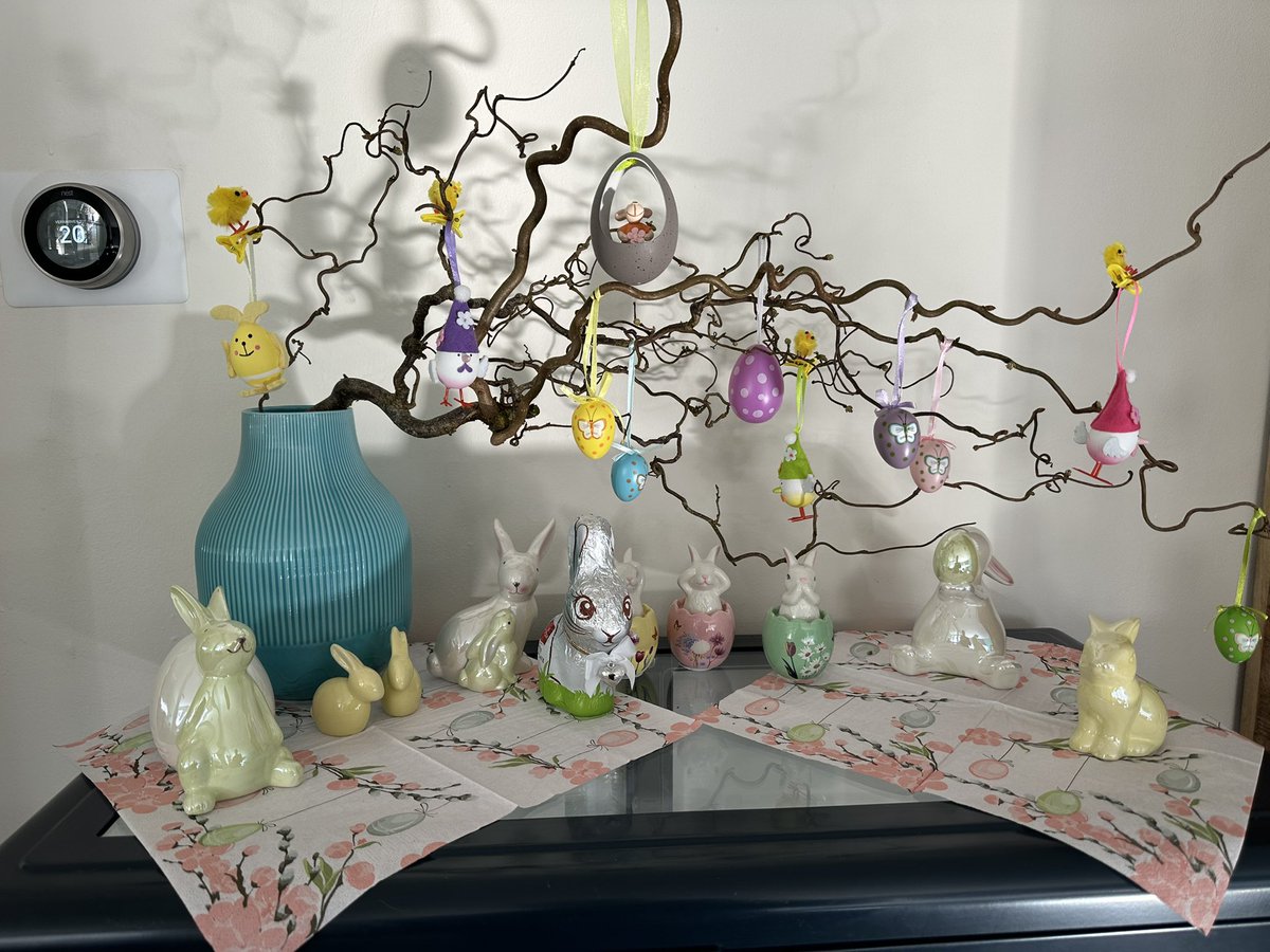 RobbertTech's tweet image. M’n vriendin haar paasdecoratie brengt de lentesfeer in huis! 🐰🌷 Gisteren lekker uit eten geweest voor mijn schoonmoeders 60e verjaardag. 🎉🍷 Blij dat we al ruim 2 jaar samen genieten van ons gezin en onze dochter zien opgroeien. 💕👨‍👩‍👧 Hopelijk gaat het met iedereen goed! 🐣☀️