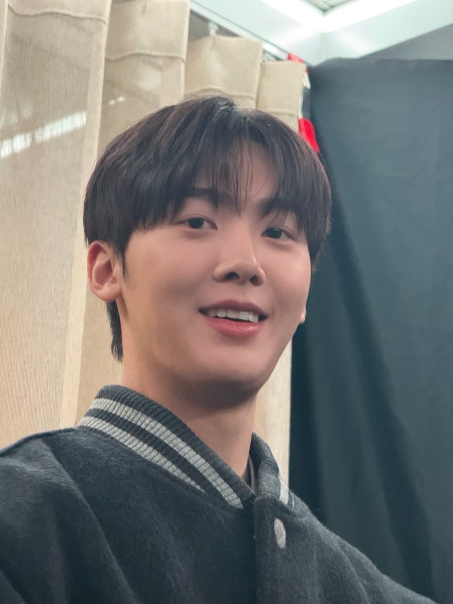 막둥아 생일축하한다!!!
어리지만 열심히 멋지게 해나가는 모습이 대견하더규나 하하하
오늘 사나잇 공연도 파이팅하구👍👍👍
너의 뒤엔 형이 있다
사랑한다잉❤️