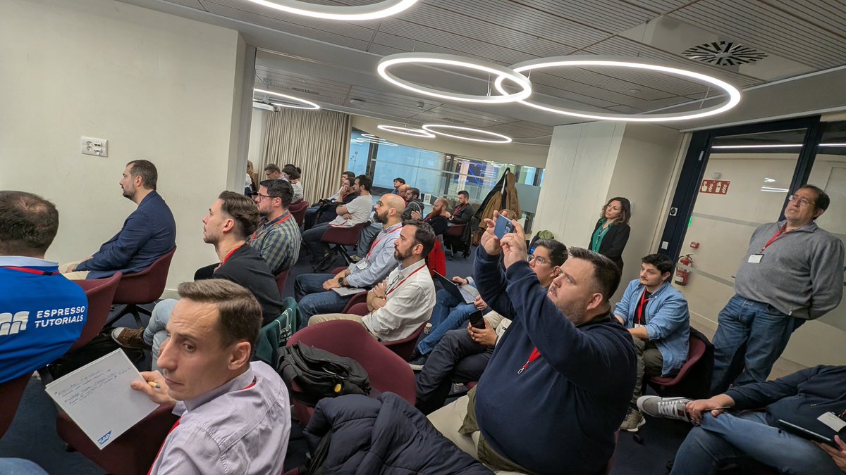 l_salva's tweet photo. Antonio Leites explaining #SAP  Knowledge Graphs as a powerful framework for representing complex relationships within data
#SITMAD https://t.co/6yvoLQ5OMZ