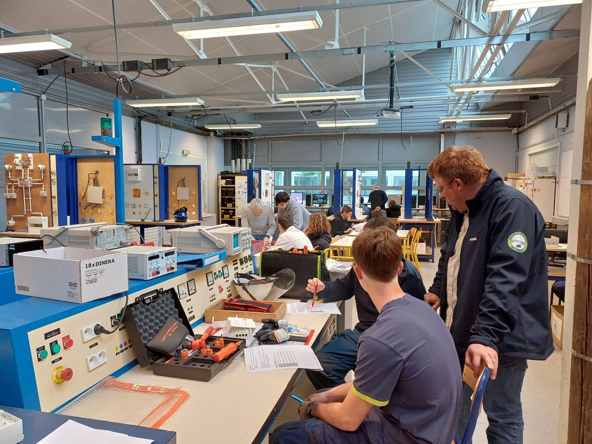 Alexandre Sine, directeur du programme Ecoles des réseaux en visite en Occitanie !
Depuis Mars 2023, 13 lycées partenaires (10 BAC PRO, 4 BTS) et 30 classes "colorées" forment déjà près de 600 élèves avec du contenu spécialisé et des immersions en entreprise. 
⚡🔌#Formation #TE