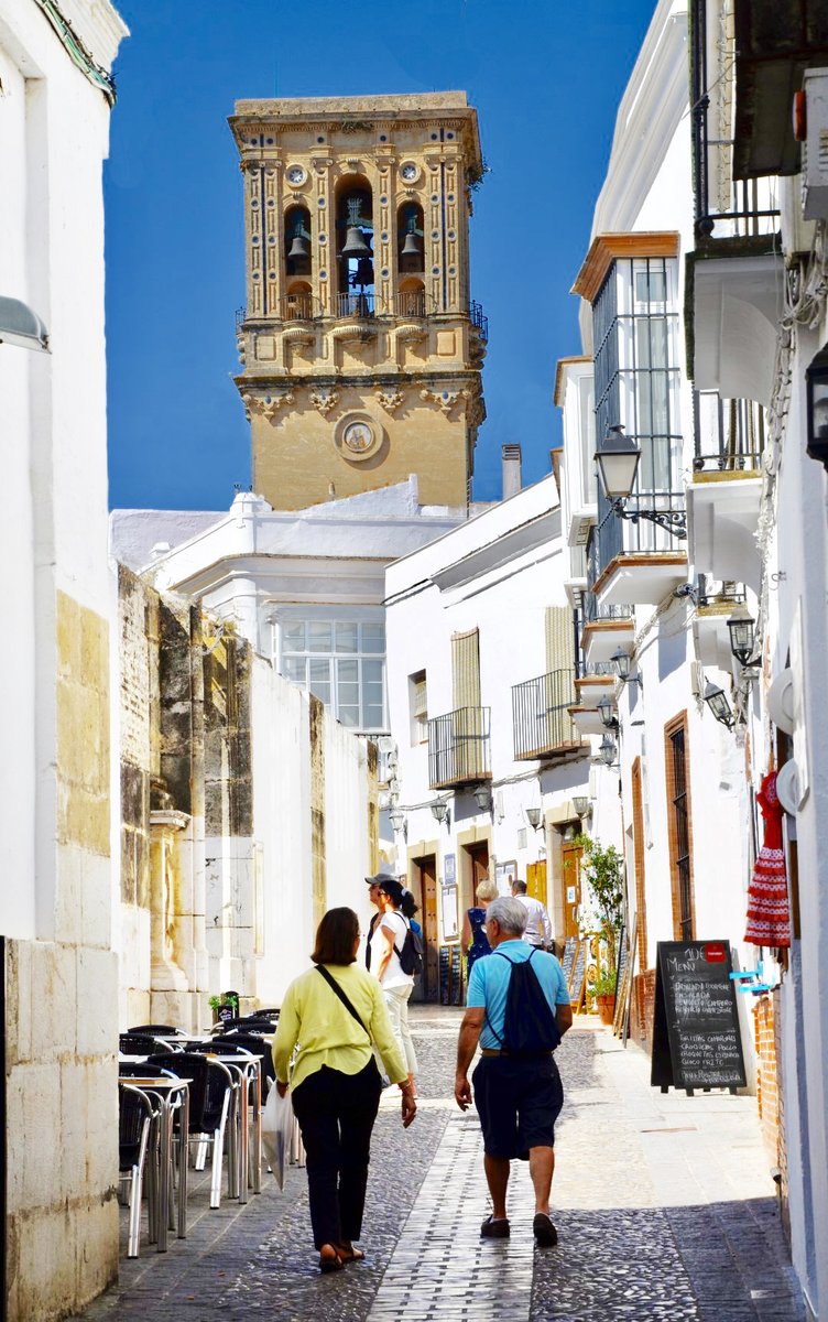 ¿Listos para viajar en el tiempo? Arcos de la Frontera, fundado por los romanos y engrandecido durante la época musulmana, es la puerta de entrada a los Pueblos Blancos de Cádiz. ¿Listos para descubrirlo? 😄 Más información: losviajesdemargalliver.com/visita-arcos-d… Vía losviajesdemargalliver.com