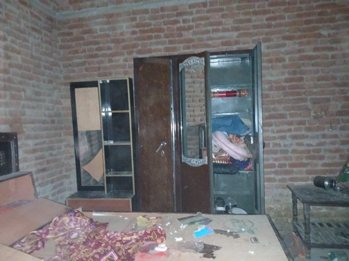 OfficialVknews's tweet image. उघैती थाना क्षेत्र के खतौरा गांव में चोरों ने बंद मकान का ताला तोड़कर लाखों के सोने-चांदी के जेवरात व अन्य सामान चोरी कर लिया। पीड़ित ने कार्रवाई की मांग की, पुलिस जांच में जुटी है। #Badaun #Burglary #Chor #Theft #Crime #Ughaiti
@budaunpolice