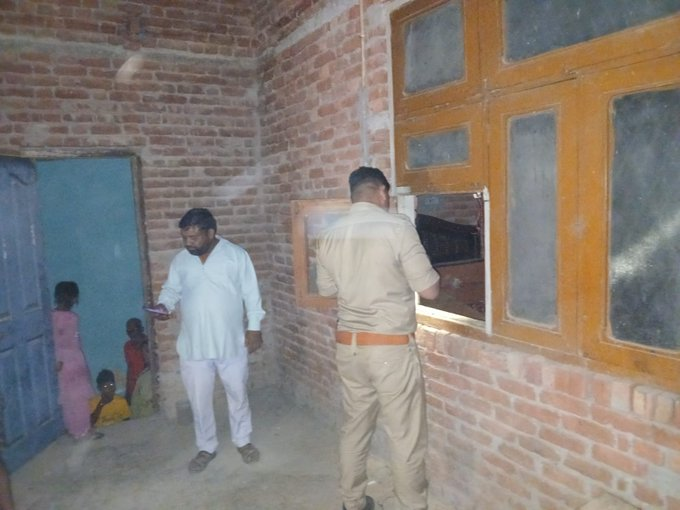 OfficialVknews's tweet image. उघैती थाना क्षेत्र के खतौरा गांव में चोरों ने बंद मकान का ताला तोड़कर लाखों के सोने-चांदी के जेवरात व अन्य सामान चोरी कर लिया। पीड़ित ने कार्रवाई की मांग की, पुलिस जांच में जुटी है। #Badaun #Burglary #Chor #Theft #Crime #Ughaiti
@budaunpolice