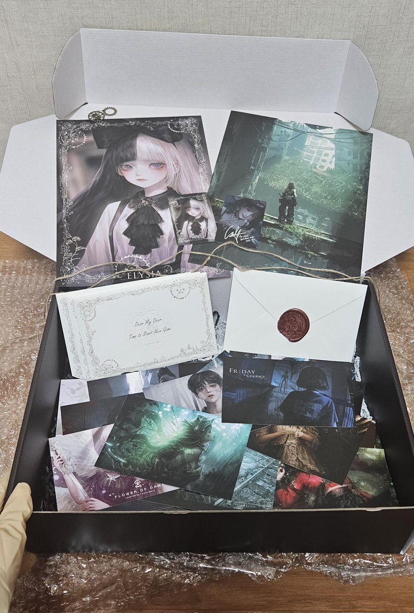 하...굿즈박스부터 엄청나서 기절할뻔했네ㅠㅠ 포장이 너무 정성스러워서 미용장갑까지 장착해서 진짜 조심이 열었는데 흐엉😭😭😭😭너무 이뻐서 화면에 다 담고싶어서 진짜 아둥바둥 해서 ㅠㅠㅠ 다보이겠끔 어떻게든 사진 찍었다ㅠㅠㅜ평생 소장해야돼😍😍😍