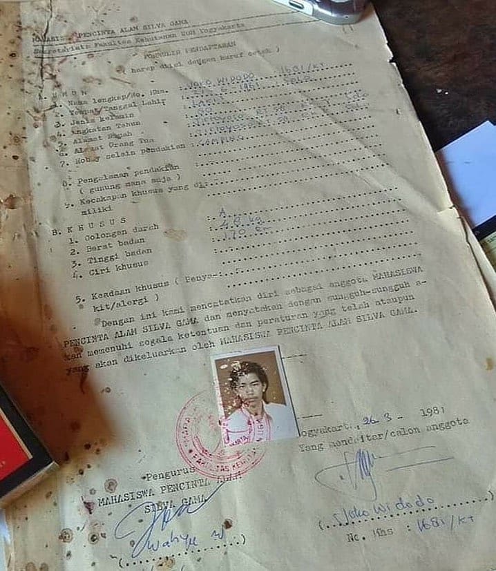 NarapatiAwangga's tweet photo. @UGMYogyakarta Ga penting juga sih kalau akhirnya kita tahu dia alumnus UGM atau bukan, pada intinya dia adalah orang yang kita ketahui sekarang dengan bermacam intrik politiknya.. oiya, ini ada berkas doi pas ikut mapala UGM https://t.co/vPIySPd9A9
