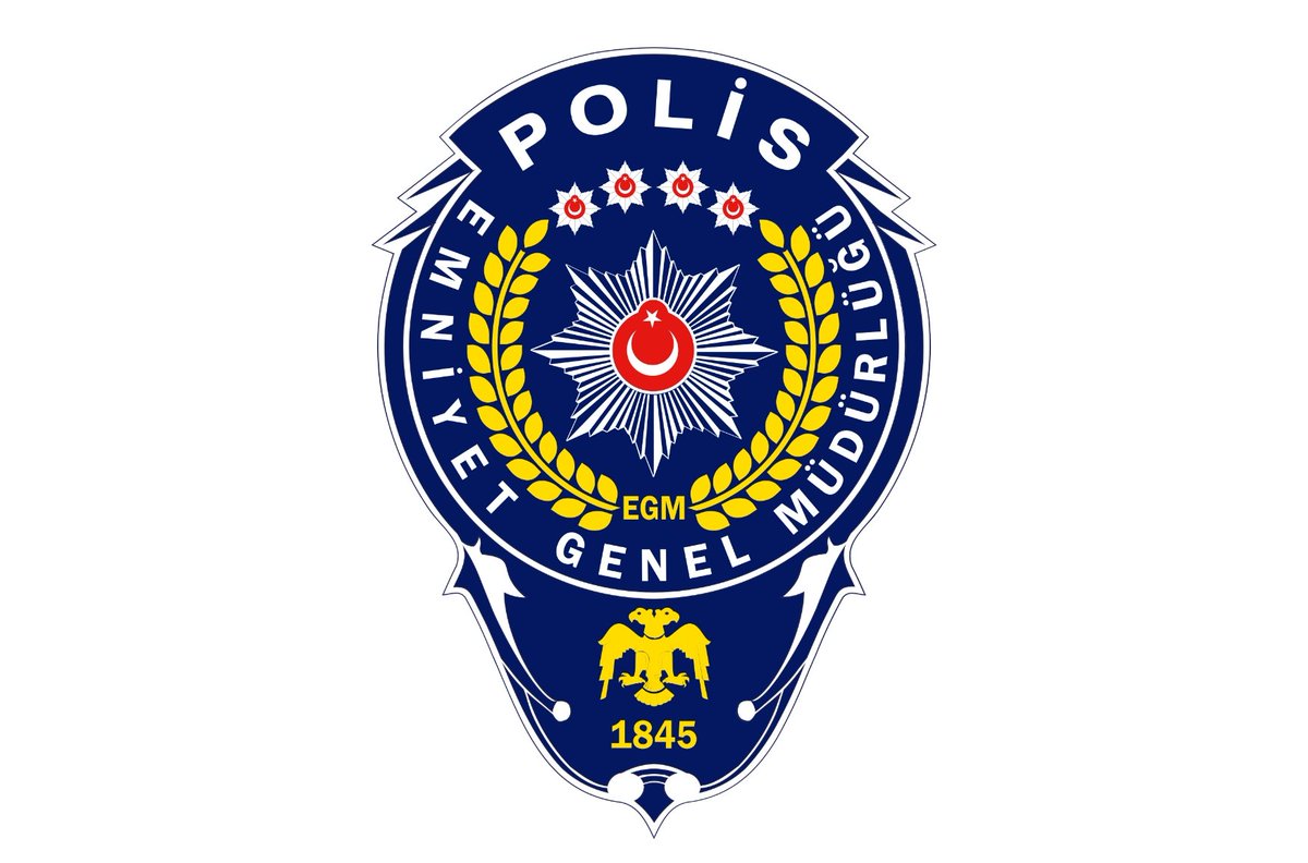 Bana bak polis bey, gittiğim her şubede, verdiğim her ifadede en az bir takipçime denk gelmemin ve nezaketle karşılanmamın hatrına bu yazıda küfür kullanmayacağım, yoksa gözaltına alınmaya zaten alışığım, iyi dinle:

Sana bugün kahraman muamelesi yapan kitlenin gazına aldanıp bu