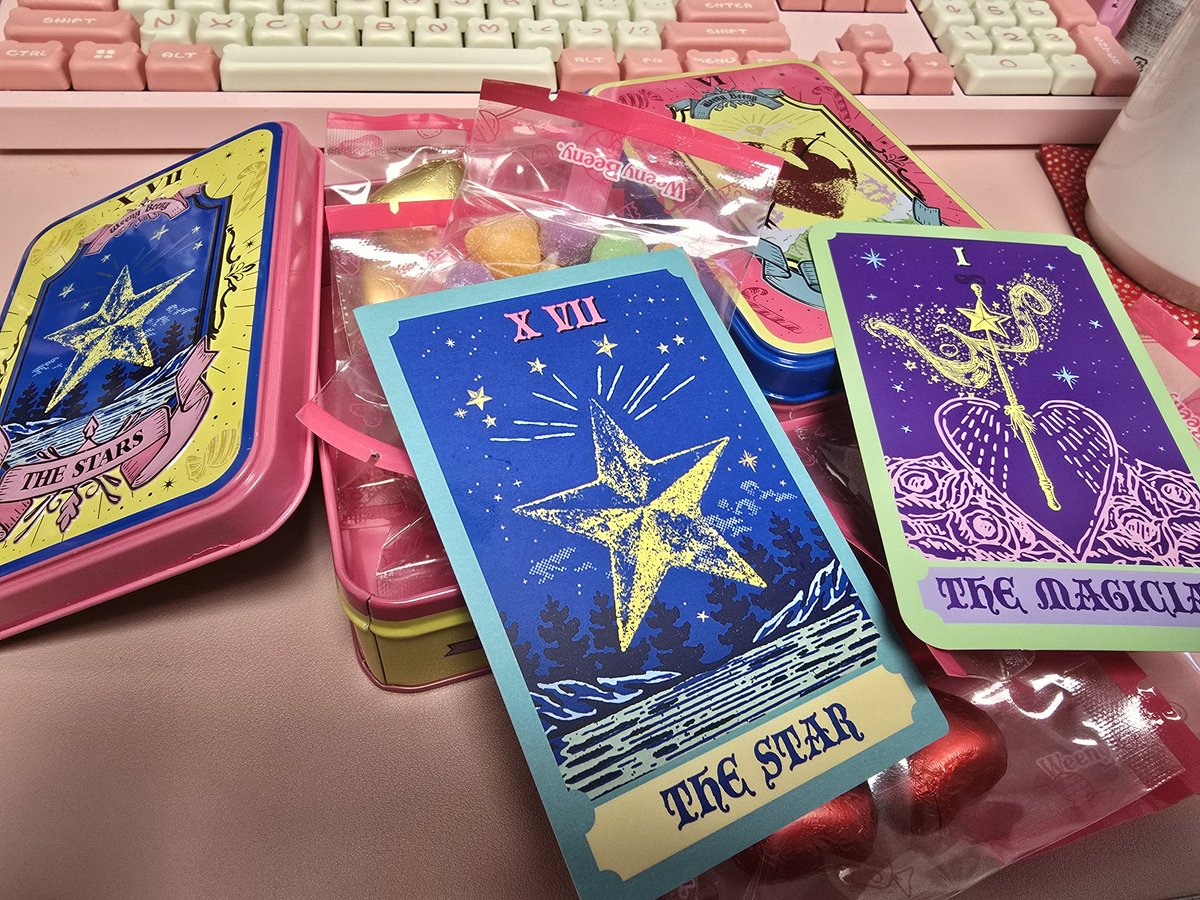 위니비니에서 파는 타로카드 틴케이스 머시기...
궁금해서 사봤는데 실물 짱 이쁘다
틴케이스는 타로카드 케이스로 써도 될 듯