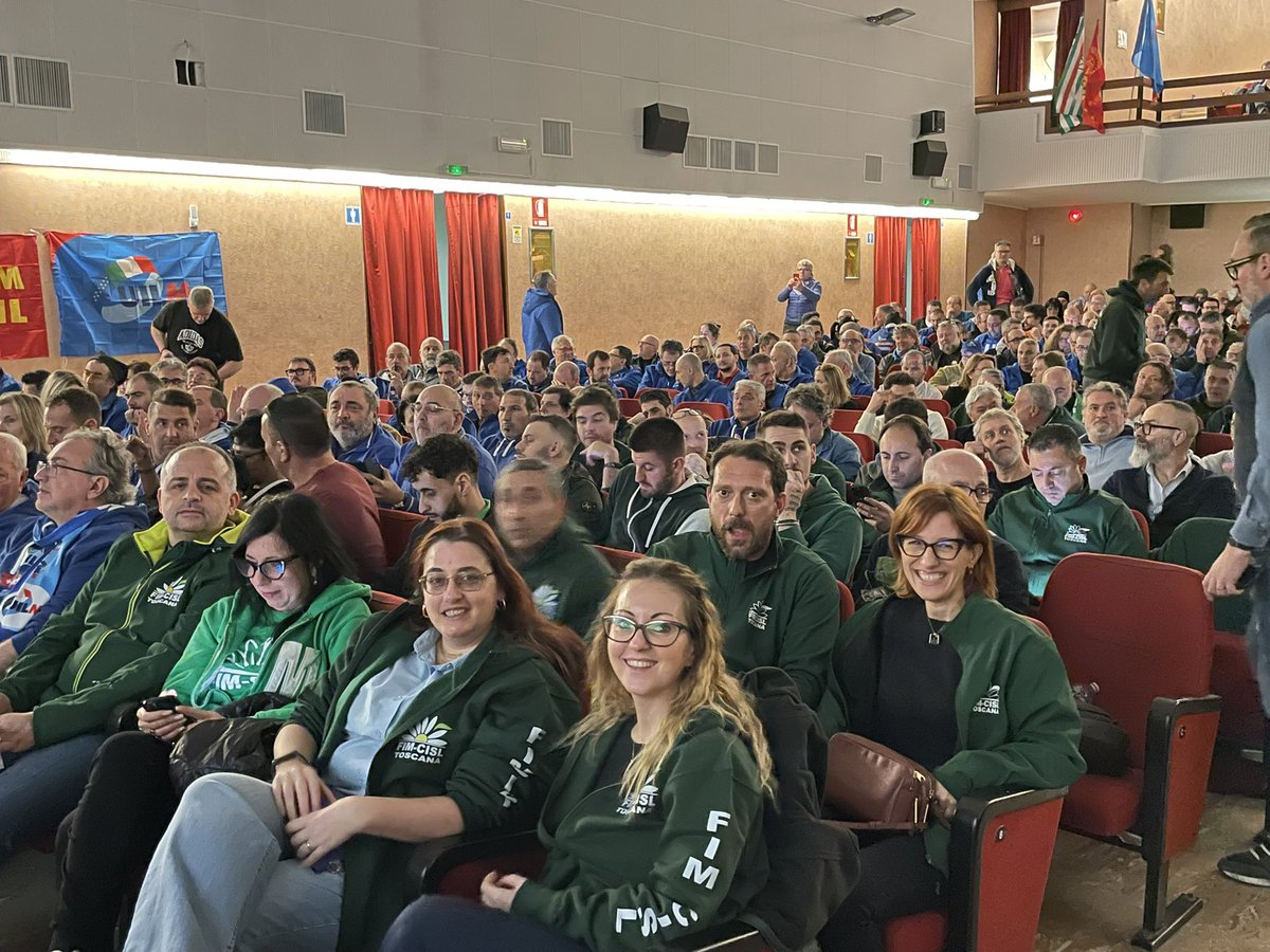 FIMCislStampa's tweet photo. #SenzaContrattoSiSciopera al via a Firenze in contemporanea con Napoli e Vicenza, l’Assemblea di delegati #FIM FIOM UILM 
Oltre 700 i lavoratori provenienti  da tutte le regioni del Centro Italia per riaprire la trattativa e rivendicare un contratto giusto https://t.co/ckrgNFmXTg