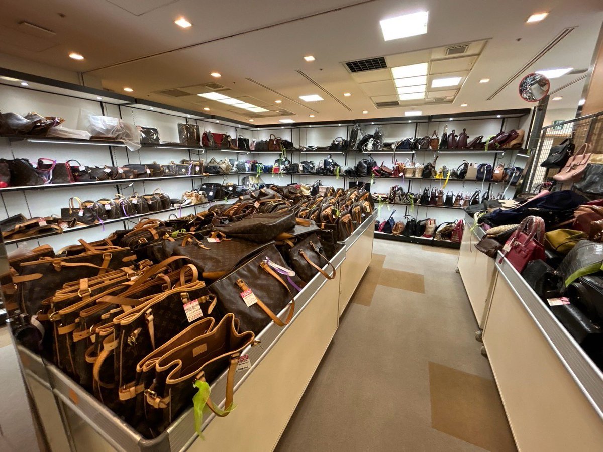 本日　#浦和コルソ　#質屋チャリティーバーゲン　初日✨沢山のお客様のご来場ありがとうございました😊明後日3/23午後5時までの営業です👌まだまだ品物沢山残っています👍皆様のご来場お待ちしております🙇‍♂️