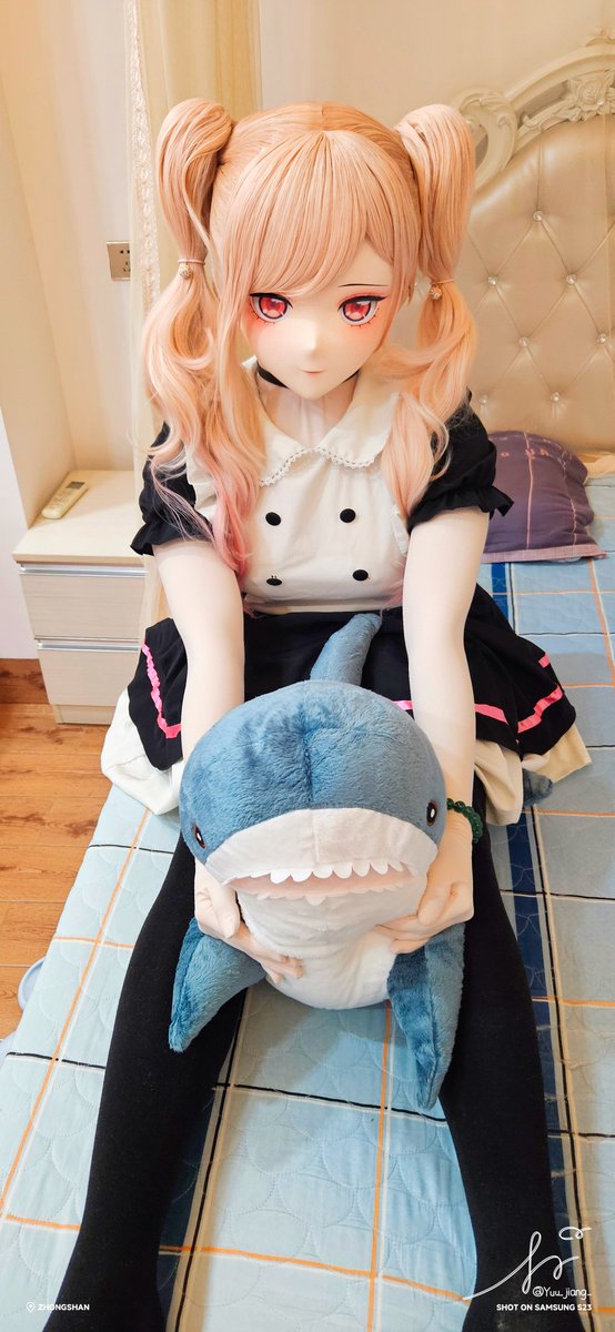 被鲨鲨治愈的一天！抱着它，就好像拥有了全世界的温暖… (´｡• ω •｡`) ♡

📸：<a href="/moyumememe/">moyume</a> 
#kigurumi #着ぐるみ #喜多川海夢 #その着せ替え人形は恋をする
