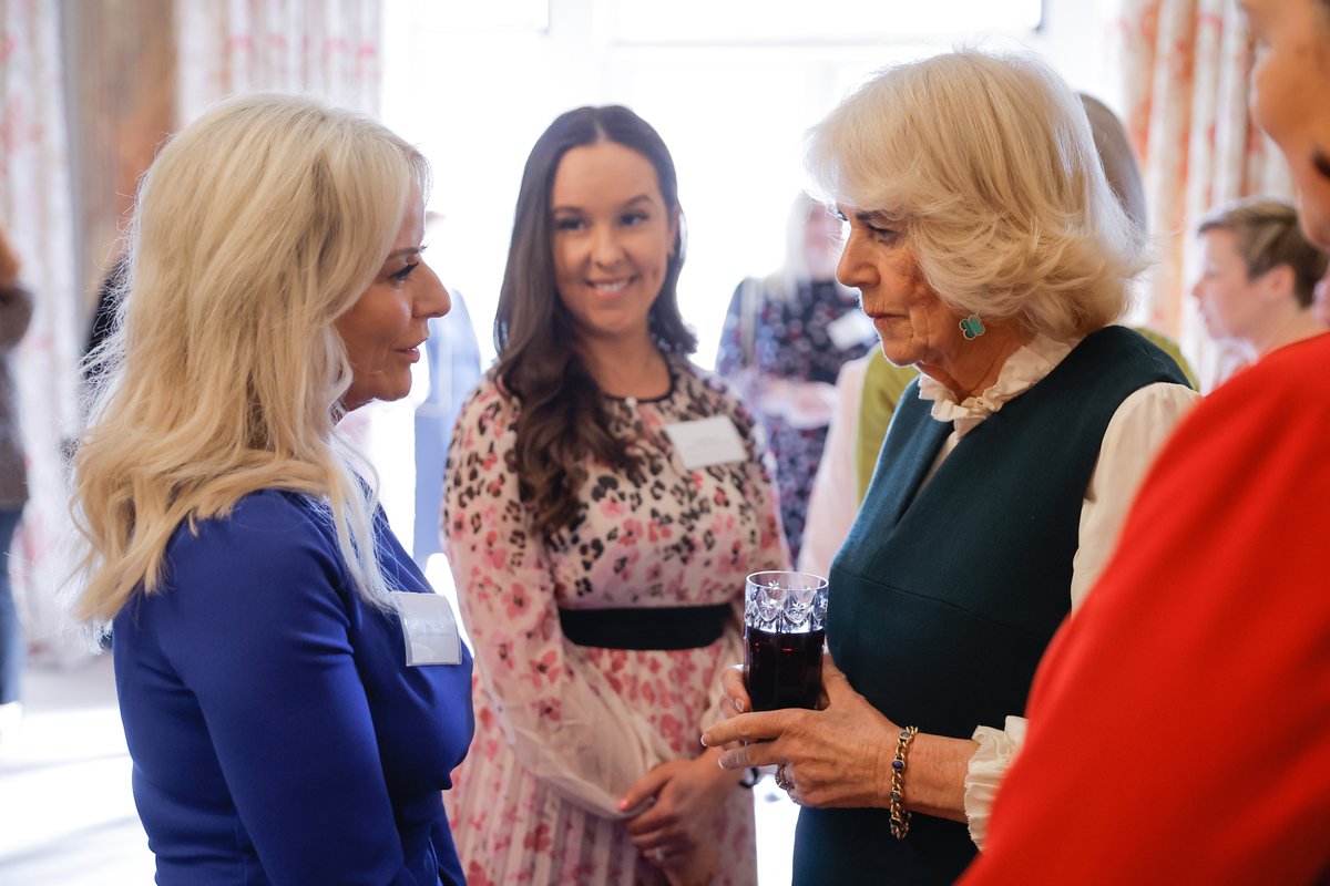 Yesterday evening, The Queen hosted a reception for survivors of domestic abuse and those who work to support them. 

Her Majesty recognised the dedication of the many individuals and organisations across Northern Ireland involved in this sector. 1/2 🧵