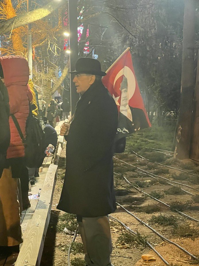 Atatürklü Türk bayrağıyla protestolara katılan amca.