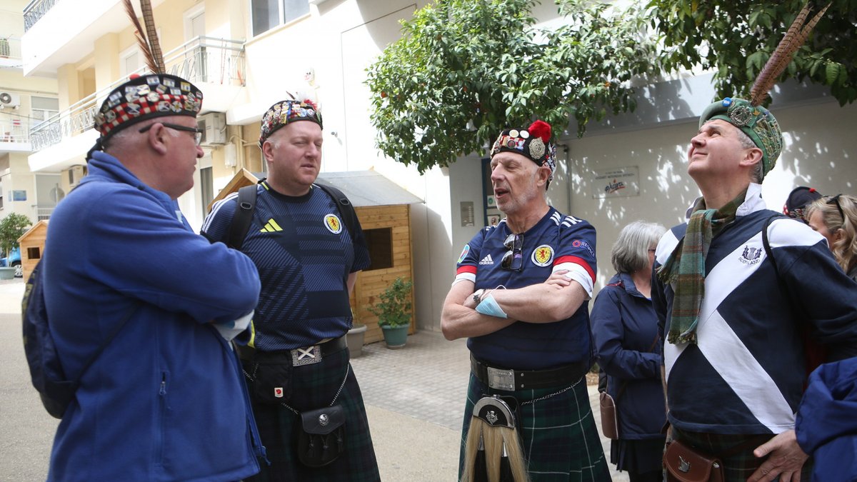 Ο «Tartan Army», δηλαδή οι οπαδοί που ακολουθούν παντού την εθνική Σκωτίας, έχει βάλει ως στόχο να κάνει μια δωρεά σε ένα παιδικό ίδρυμα σε κάθε χώρα που επισκέπτεται. Γι'αυτό συγκέντρωσε 5000 λίρες και τις έδωσε στη «Φλόγα» (τον Σύλλογο Γονιών Παιδιών με Νεοπλασματική Ασθένεια).