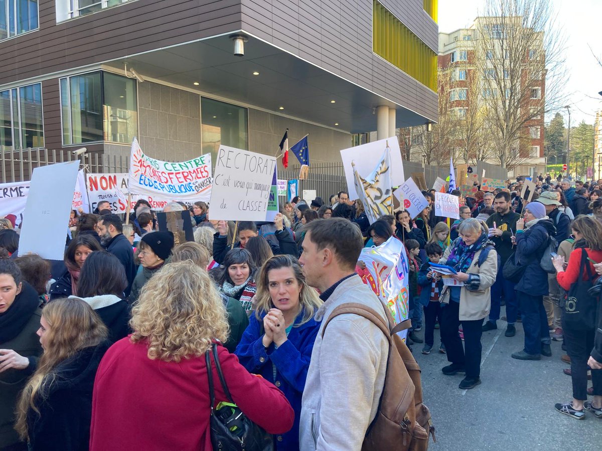 Toute la communauté éducative parisienne (parents, enfants, enseignants, élus) était réunie hier pour soutenir les délégations des écoles menacées par les fermetures de classe! Ces délégations ont été reçues par le CDEN !
LA MOBILISATION CONTINUE! #ContreLaCasseDeLecolePublique