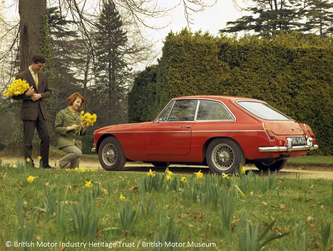 #Spring has finally arrived and what better way to mark the occasion than with some #Daffodils and an MGB GT! 💐🚗

#Archive #Photograph