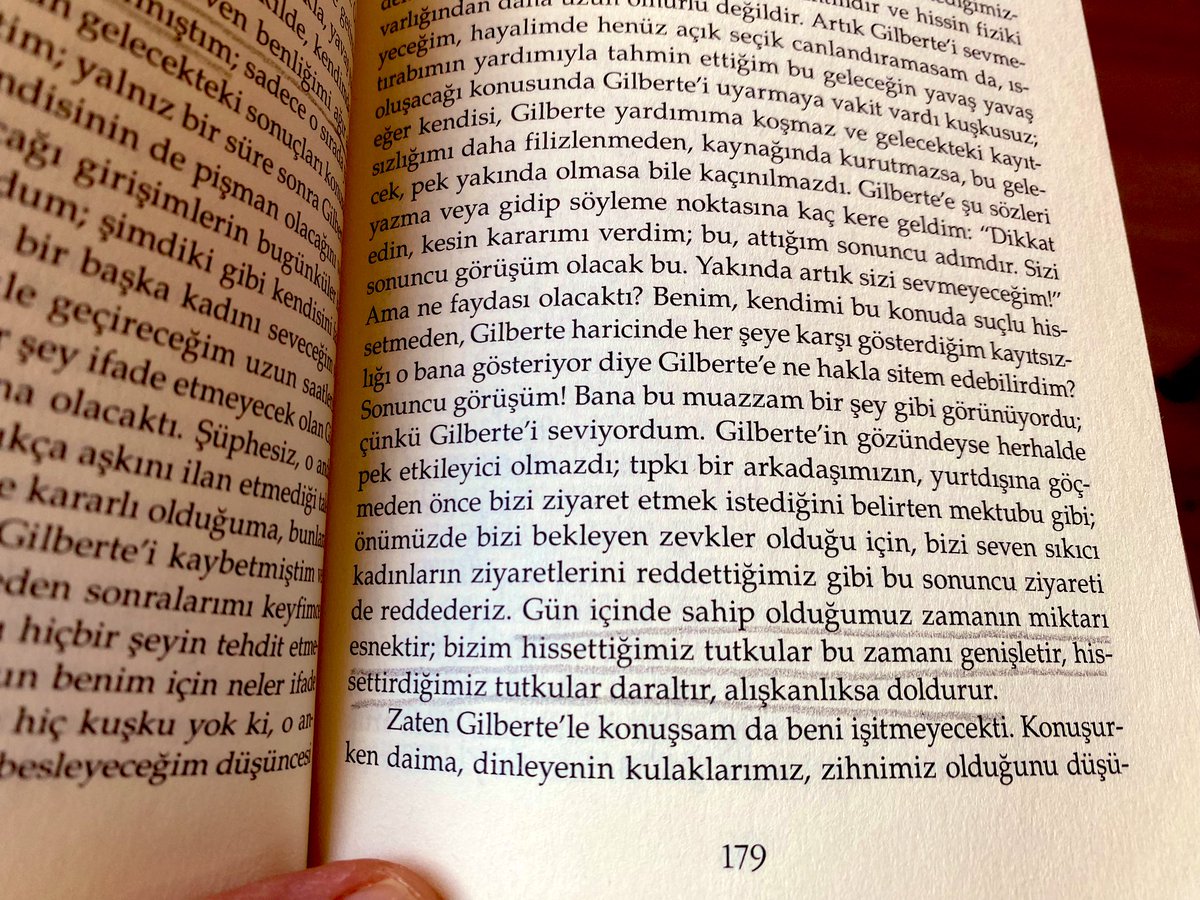 “Gün içinde sahip olduğumuz zamanın miktarı esnektir; bizim hissettiğimiz tutkular bu zamanı genişletir, hissettirdiğimiz tutkular daraltır, alışkanlıksa doldurur.” 

Marcel Proust, Çiçek Açmış Genç Kızların Gölgesinde (s. 179).