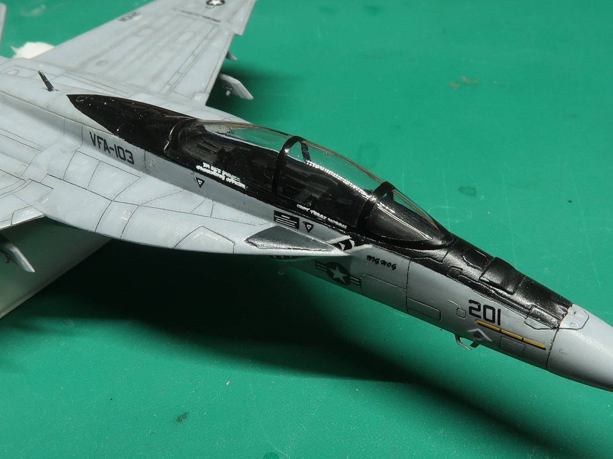 エフトイズ 1/144 ハイスペ vol.7
スーパーホーネットファミリー2
製作その39 アシタのデーカル実験

①剥がれたフィルムは戻せるか
②５種の液体でフィルムをセット
③全て台紙から移動/定着が出来た
④実践（風防磨き直し

結論：劣化して剥がれたフィルムは水で戻せるゾ？

#144スケモ
#エフトイズ