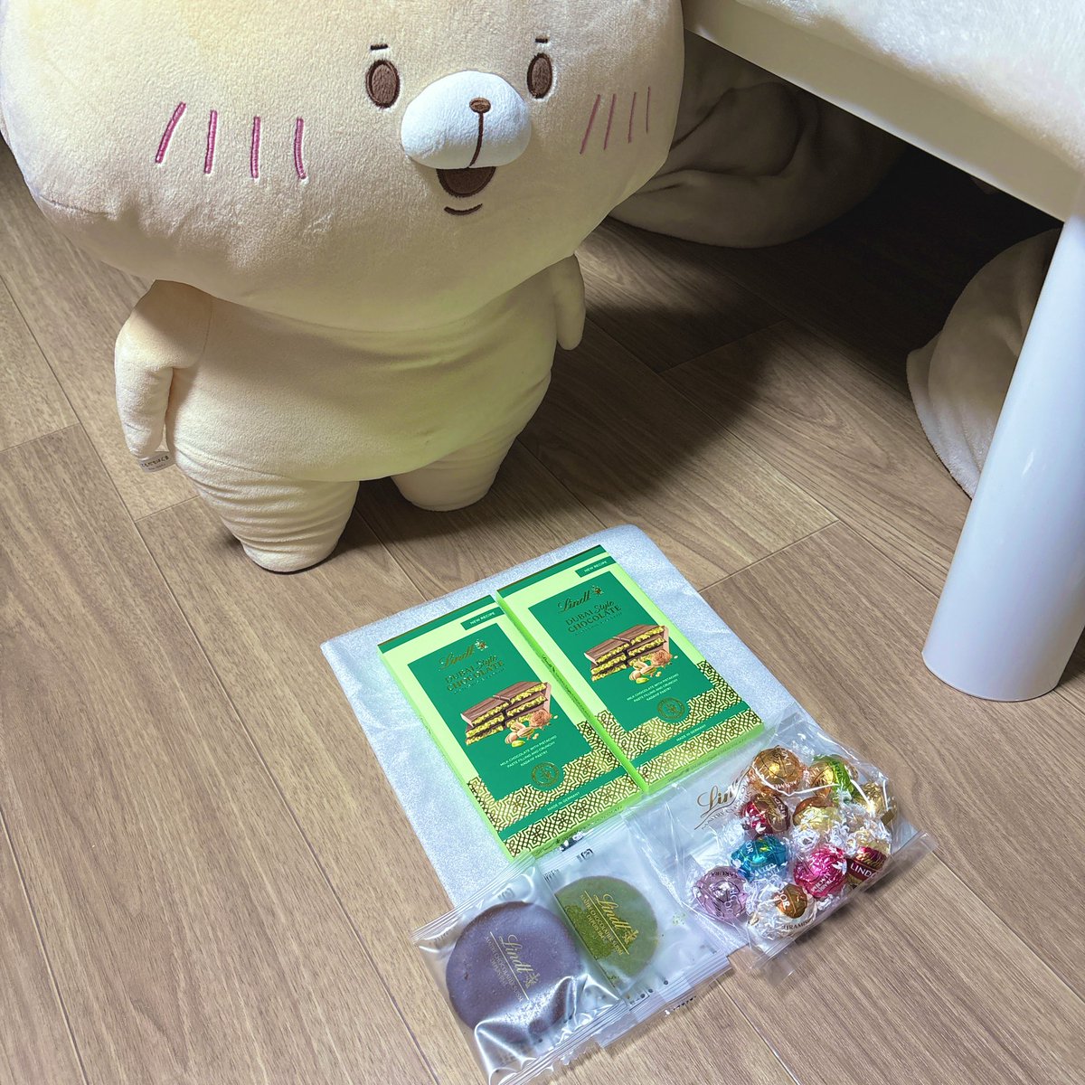 kuma100bear's tweet photo. でっかいクマちゃんがリンツのドバイチョコを食べたそうにしていたので、はんぶんちょしました（´(ｪ)｀） https://t.co/E9kprGO1ns