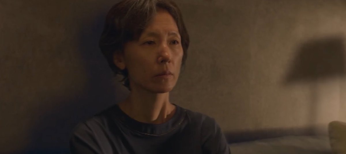kenthusiastic10's tweet photo. Glad the writer showed us Yeong-bum’s fate. His mother’s hate cost him his happiness. Geum-myeong did the right thing by saving herself from a life of humiliation. #WhenLifeGivesYouTangerines #WhenLifeGivesYouTangerinesEp11 #IU #LeeJunyoung #LeeJiEun https://t.co/L2xLdmQV6m